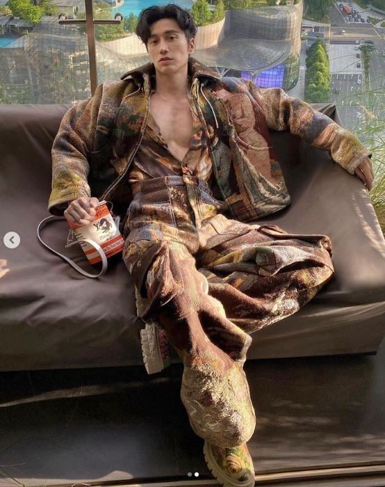 他過60歲生日看起來卻像30歲,轟動華人社會的凍齡男神陳傳多曝光12個保持年輕的關鍵秘密。(圖/翻攝自IG @chuando_chuandoandfrey)