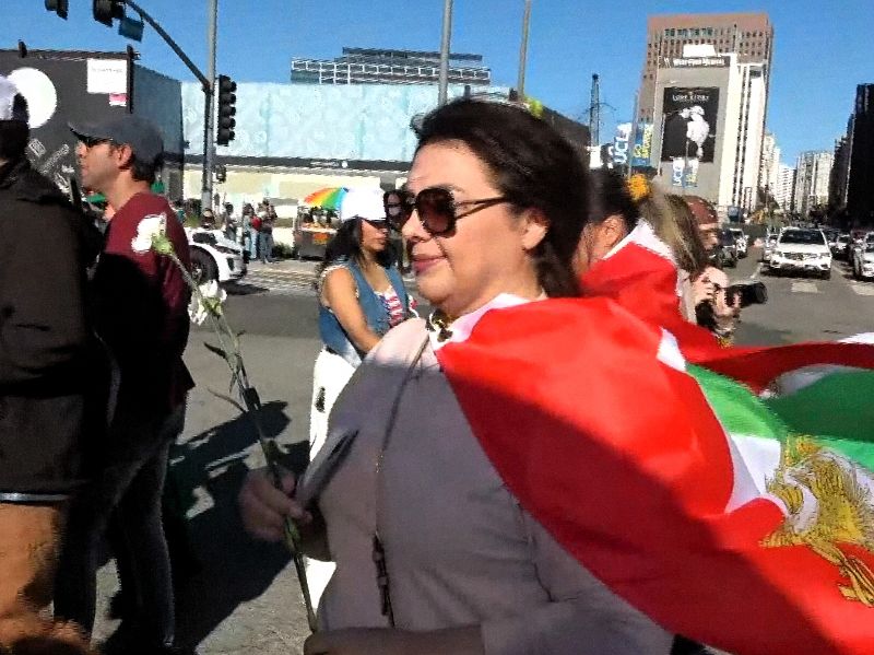 洛杉磯海外伊朗人參與示威近幾月伊朗爆發示威潮，海外伊朗人也在世界各城市響應，現居美國的席瑪身披舊王朝時代旗幟，幾乎每個週末上街。（圖／中央社）