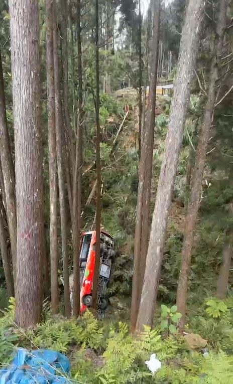 目擊者表示,園區接駁巴士疑似車速過快,不慎墜落溪谷。(圖/民眾提供)