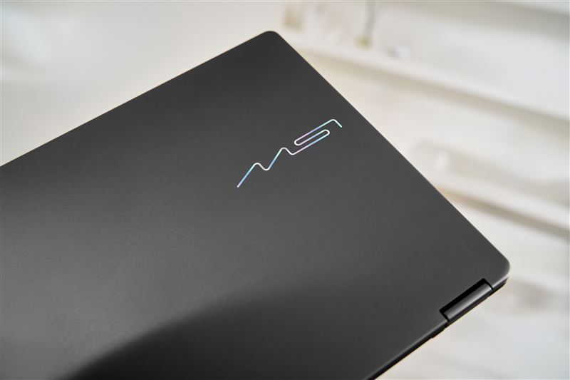 全新Prestige系列採用更纖薄機身、圓潤曲線設計,由內而外展現極致質感