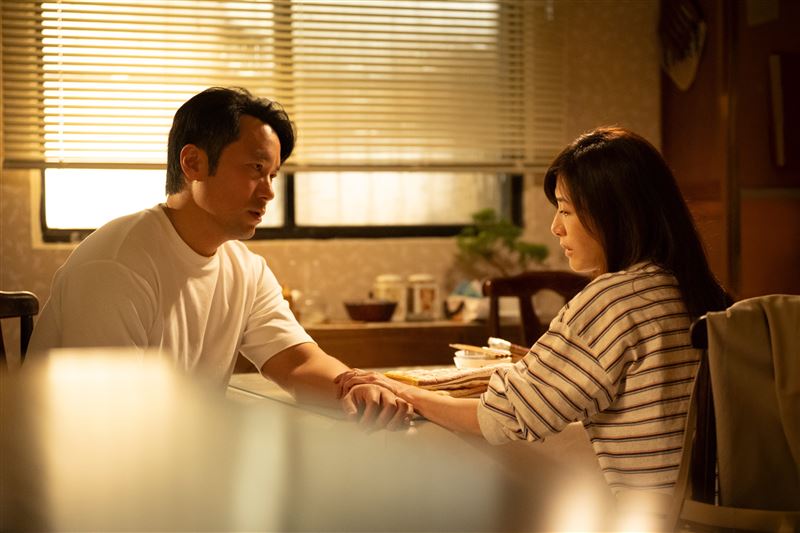 張孝全(左)和蘇慧倫(右)飾演婚姻瀕臨破裂的夫妻。(圖/公視提供)