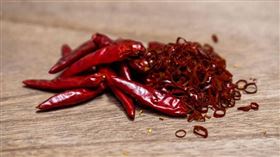 醫師張家銘指出，吃辣後出現發熱、冒汗等反應，以身體運作的角度來看，等於是代謝開關被打開了（示意圖／photoAC）