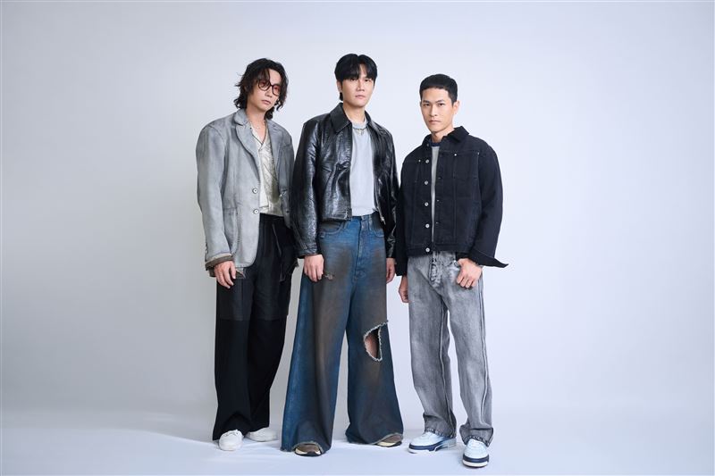 宇宙人期待演唱歌曲〈藍色的你〉，符合台東風情。（圖／三立提供）