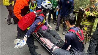 杉林溪賞櫻搭接駁車墜谷7傷　66歲翁不治