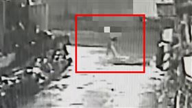 林女拿西瓜刀揮舞。（圖／翻攝畫面）