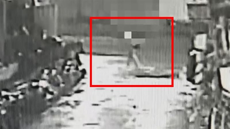 林女拿西瓜刀揮舞。(圖/翻攝畫面)