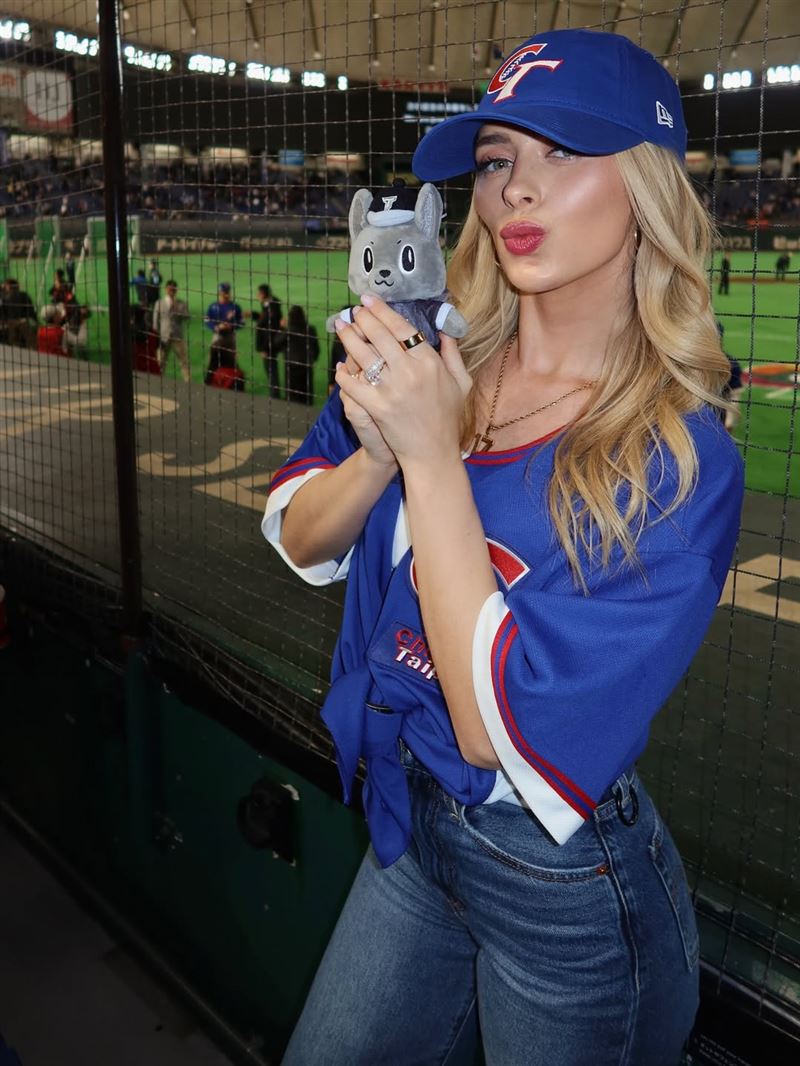 「費仔」費爾柴德(Stuart Fairchild)的老婆Hanna超喜歡台灣隊吉祥物「歐告」娃娃。(圖/翻攝自IG @hannafairchi)