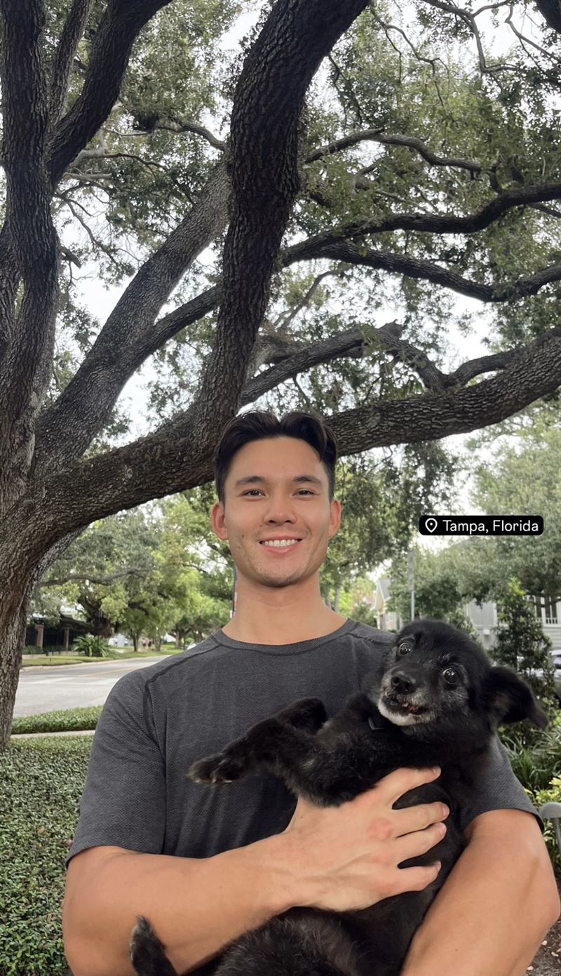 外型亮眼的費仔和愛犬Ollie合照。（圖／翻攝自IG @hannafairchi）