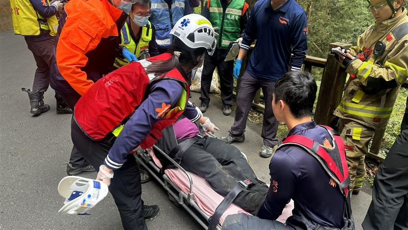 南投杉林溪遊樂區發生遊園車墜谷事故,造成1死7傷,林務局表示,該土地是杉林溪公司契約租用,事故原因仍待調查,後續處理尚未確定。(圖/翻攝畫面)