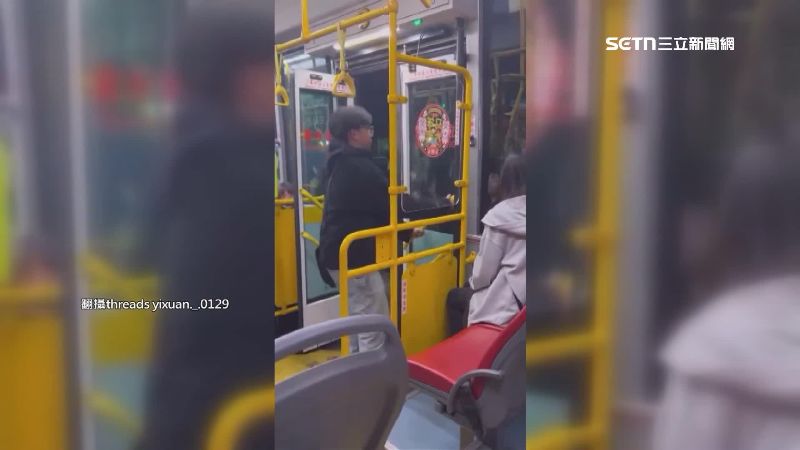 公車門疑故障　乘客化身「車掌」手動開關