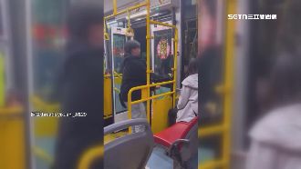 公車門疑故障　乘客化身「車掌」手動開關