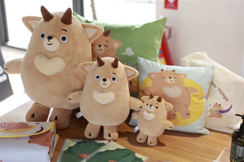 九九峰園區吉祥物「山羊奈奈」發展多款園區限定的周邊商品、超萌的玩偶、抱枕讓人愛不釋手。（圖／品牌業者提供）