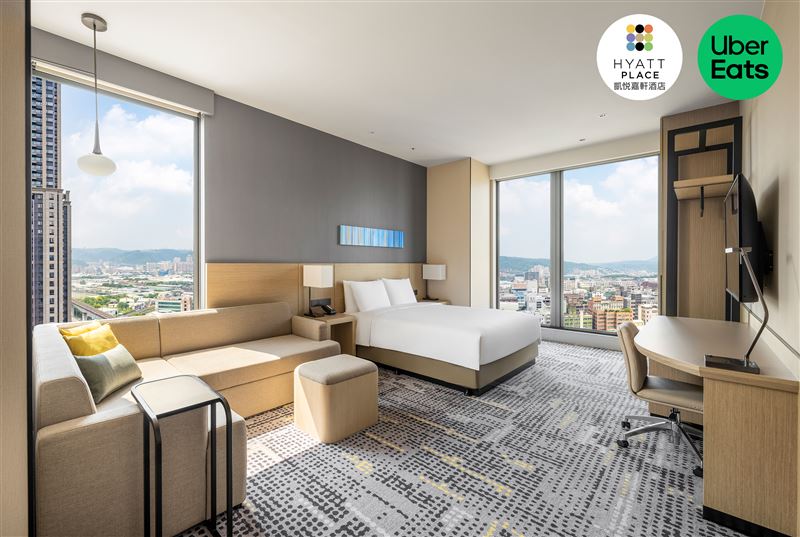 凱悅嘉軒酒店近日推出「凱悅嘉軒&times;Uber都會體驗專案」，主打房費可轉換為Uber抵用金，每晚房價3150元起（另加15.5%稅金與服務費），入住旅客每日可獲得500元Uber抵用金，讓旅客自由運用於叫車或外送服務。（圖／凱悅嘉軒提供）