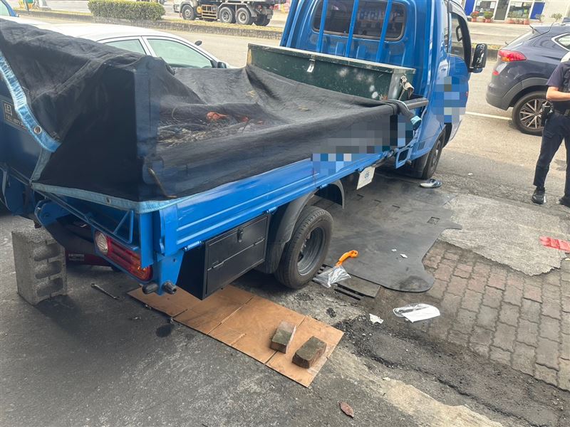 消防局接獲通知，有男子遭到貨車輾壓，到場將人救出時已無呼吸心跳，送醫宣告不治。（圖／翻攝畫面）