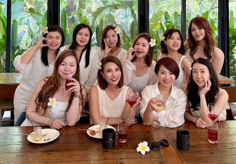 雅君老師(下排右二)帶著原本害怕人群的旆如參加課程、融入團隊。（圖/麗富康國際提供）