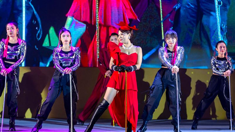 2025年旆如擔任千人活動主持人。（圖/麗富康國際提供）