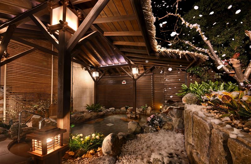 大地酒店知名的飄雪大眾風呂，讓賓客在冬春交替的季節中可盡情放鬆，體驗北投溫泉魅力。（圖／飯店旅宿業者提供）