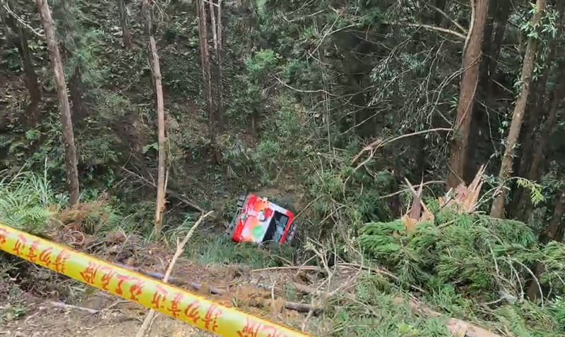 杉林溪遊園巴士發生墜谷意外，釀成1死7傷。(圖／翻攝畫面)