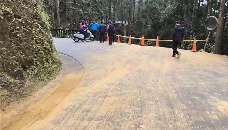 肇事王姓駕駛表示下坡時車子暴衝，他擦撞山壁試圖減速卻仍墜谷。(圖／翻攝畫面)