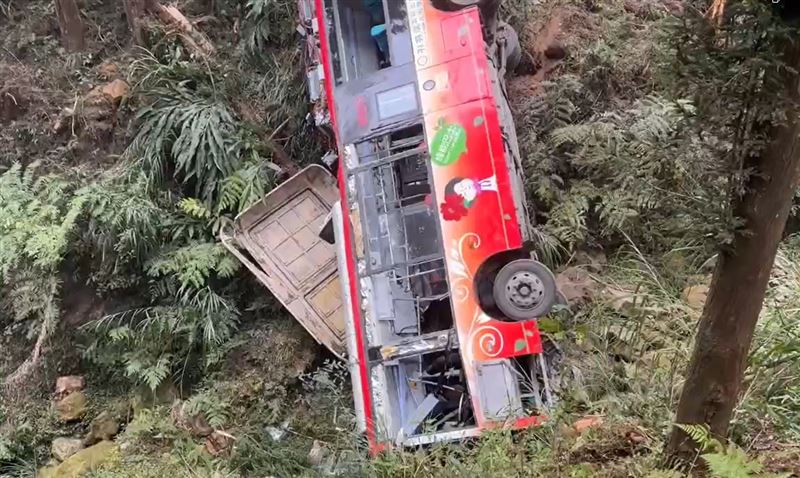 杉林溪遊園巴士失控墜谷,釀成1死7傷慘劇。(圖/翻攝畫面)