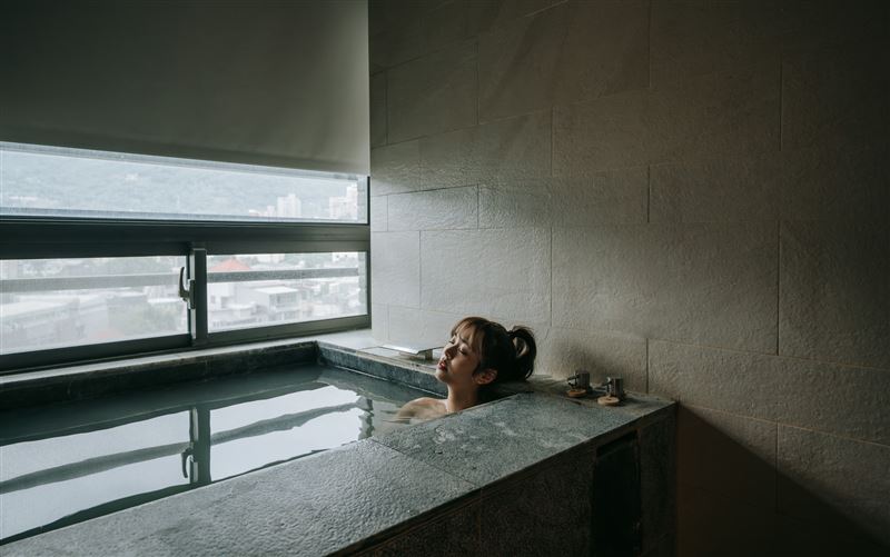 北投老爺酒店「開工in援」住房專案，官網訂房雙人入住含早餐每晚6,368元起，免收一成服務費，再暢享HAPPY HOUR午后時光。（圖／飯店旅宿業者提供）