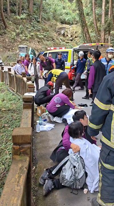 陳姓夫妻與吳姓姊弟5人搭乘遊園巴士，不料竟發生墜谷意外。(圖／翻攝畫面)