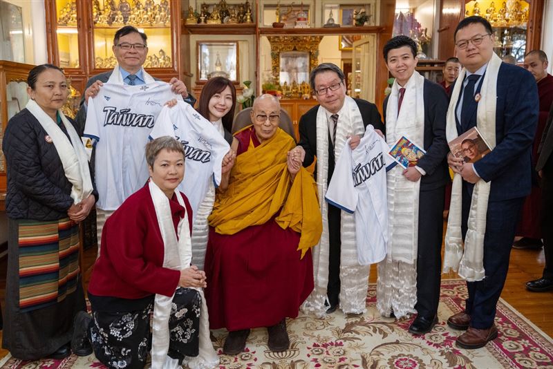 為達賴喇嘛90歲祝壽 吳沛憶率史上最大團赴印 尊者加持Team Taiwan球衣。（圖／吳沛憶辦公室提供）