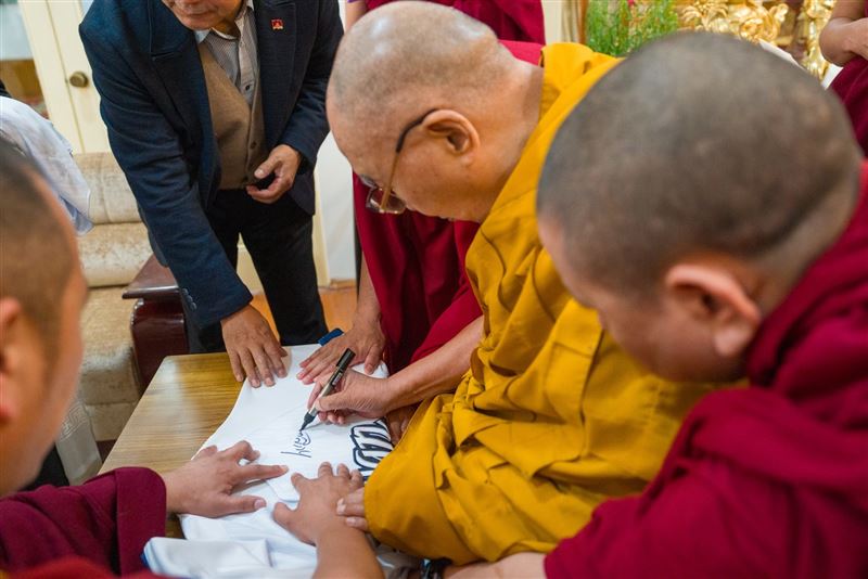 達賴喇嘛在Team Taiwan球衣上簽名。（圖／吳沛憶辦公室提供）