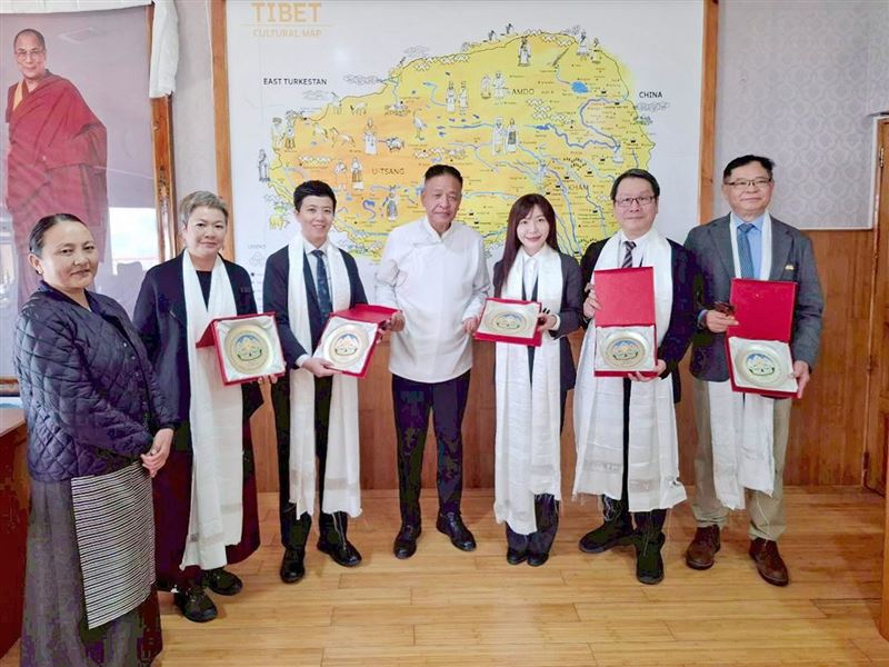 為達賴喇嘛90歲祝壽 吳沛憶率史上最大團赴印 尊者加持Team Taiwan球衣。（圖／吳沛憶辦公室提供）