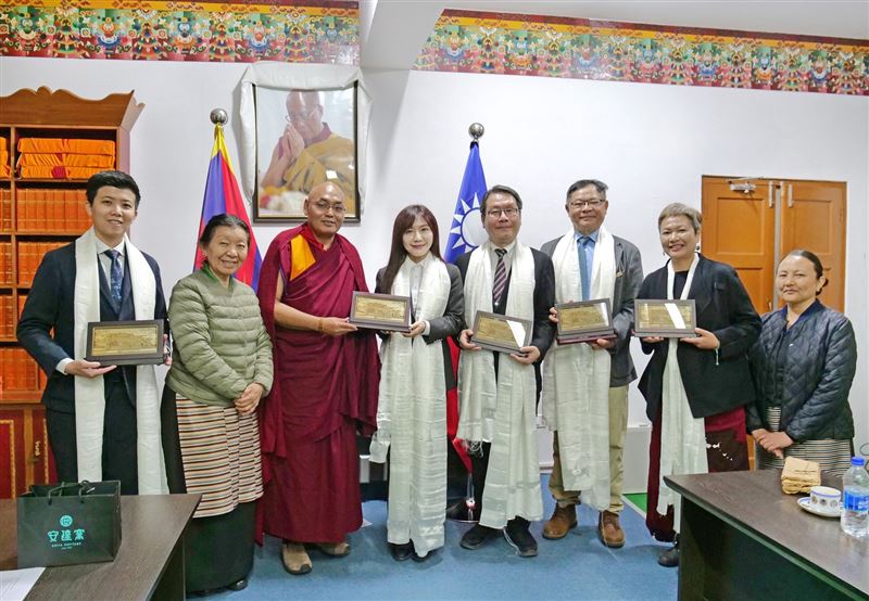 為達賴喇嘛90歲祝壽 吳沛憶率史上最大團赴印 尊者加持Team Taiwan球衣。（圖／吳沛憶辦公室提供）