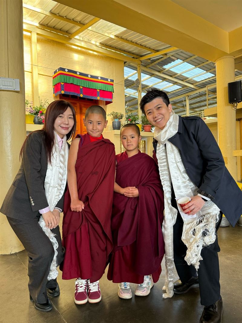 為達賴喇嘛90歲祝壽 吳沛憶率史上最大團赴印 尊者加持Team Taiwan球衣。（圖／吳沛憶辦公室提供）