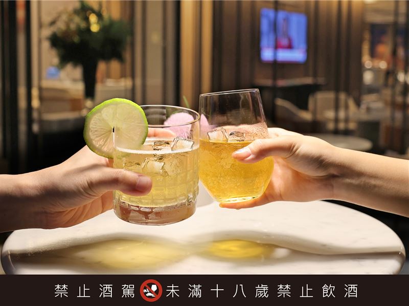 貴賓軒行政酒廊平日Happy Hour限定推出創意茶酒「遇見南港」及「桂花香」。（圖／飯店旅宿業者提供）