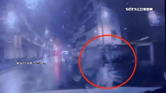 半夜驚見持刀女站路邊　民眾嚇：眼神很兇