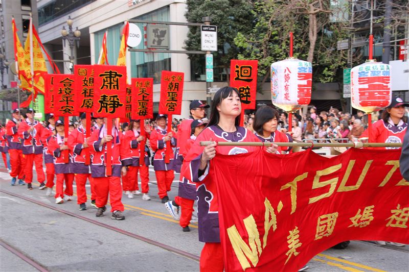 美國舊金山農曆新年遊行今天盛大登場，北港朝天宮分靈的舊金山朝聖宮與美國在地廟宇攜手參與，展現強烈的台灣媽祖文化底蘊。（圖／北港朝天宮提供）
