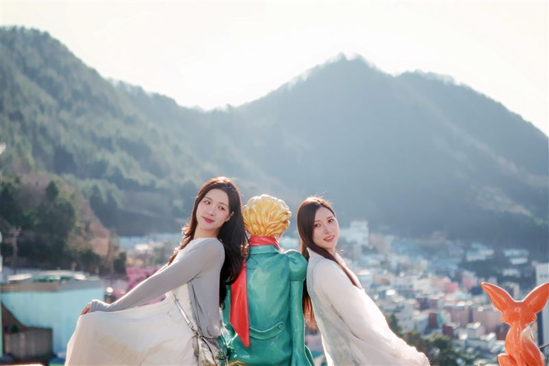 星宇航空推出互動式主題網站《打包行李・出發釜山》，透過與珉貞、晧禎對話互動，帶領旅客一步步打造屬於自己的釜山玩法。（圖／星宇航空提供）