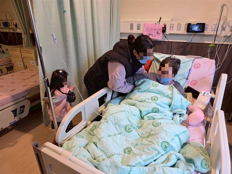 乳癌四期阿嬤阿春姨哭求別救我！癌末不敢治療，怕拖垮11口兒孫全家，天天以淚洗面哭斷腸。（圖／《愛的延續》公益協會提供）