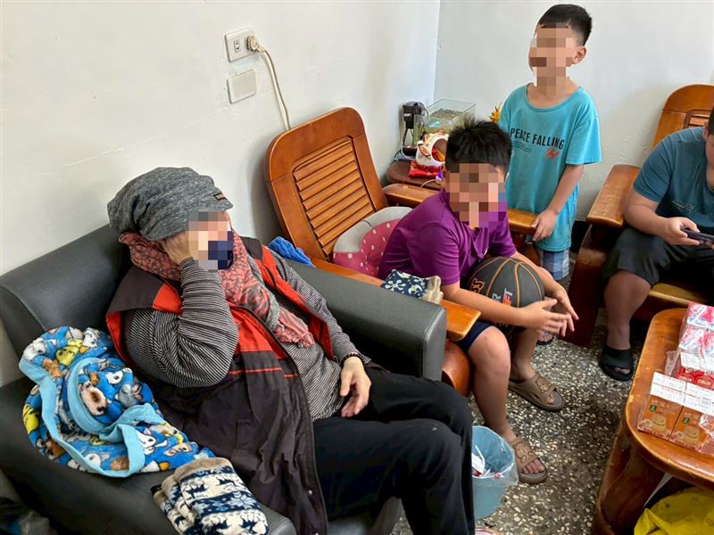 乳癌四期阿嬤阿春姨哭求別救我！癌末不敢治療，怕拖垮11口兒孫全家，天天以淚洗面哭斷腸。（圖／《愛的延續》公益協會提供）