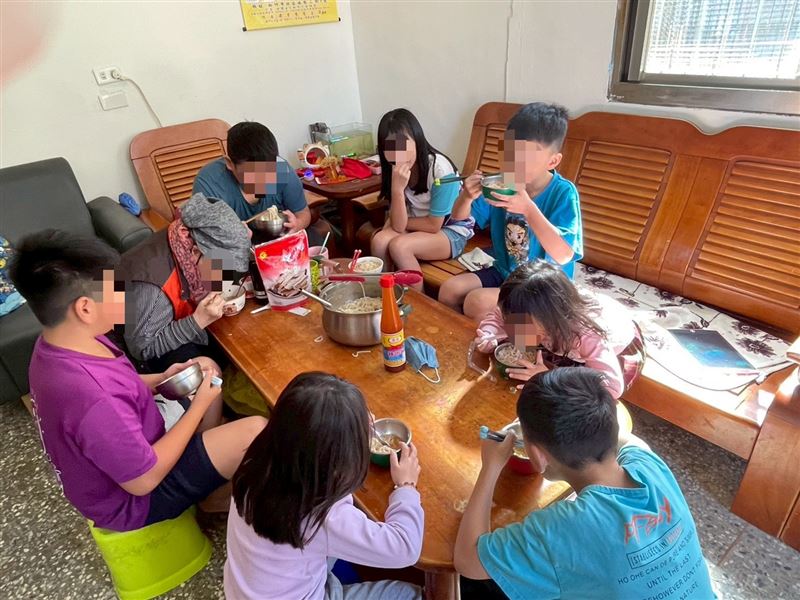 乳癌四期阿嬤阿春姨哭求別救我！癌末不敢治療，怕拖垮11口兒孫全家，天天以淚洗面哭斷腸。（圖／《愛的延續》公益協會提供）