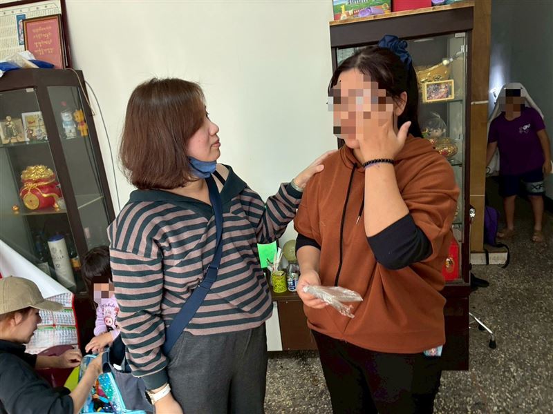 乳癌四期阿嬤阿春姨哭求別救我！癌末不敢治療，怕拖垮11口兒孫全家，天天以淚洗面哭斷腸。（圖／《愛的延續》公益協會提供）