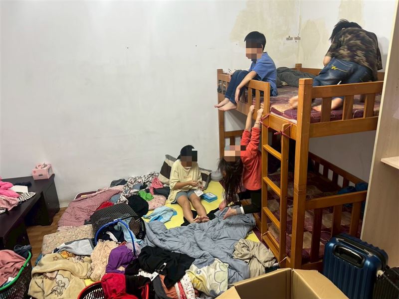 乳癌四期阿嬤阿春姨哭求別救我！癌末不敢治療，怕拖垮11口兒孫全家，天天以淚洗面哭斷腸。（圖／《愛的延續》公益協會提供）