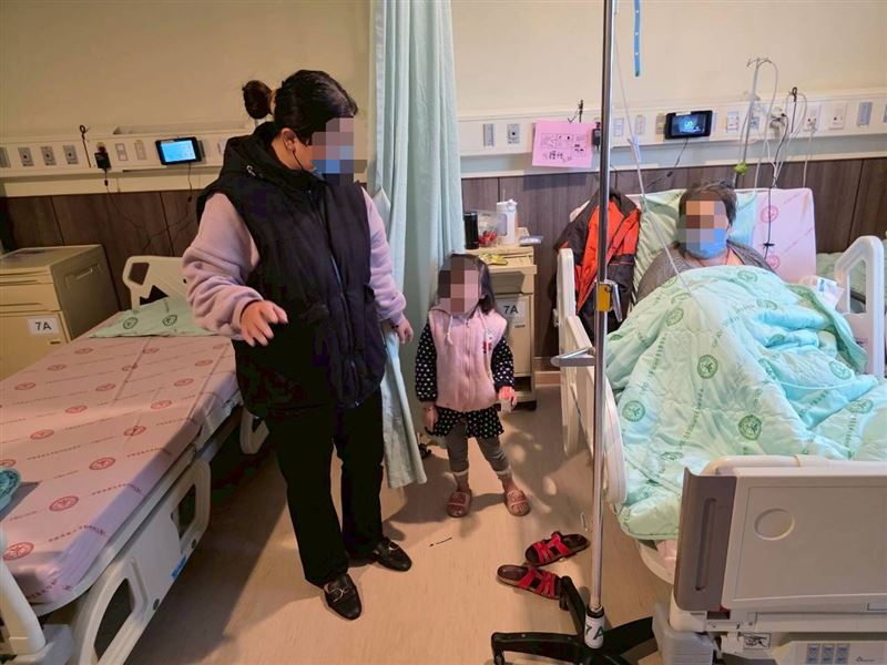 乳癌四期阿嬤阿春姨哭求別救我！癌末不敢治療，怕拖垮11口兒孫全家，天天以淚洗面哭斷腸。（圖／《愛的延續》公益協會提供）