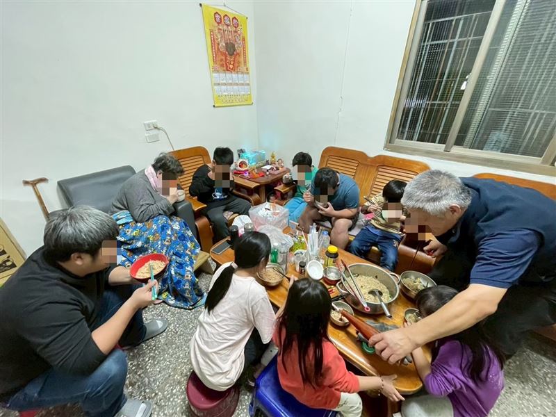 乳癌四期阿嬤阿春姨哭求別救我！癌末不敢治療，怕拖垮11口兒孫全家，天天以淚洗面哭斷腸。（圖／《愛的延續》公益協會提供）