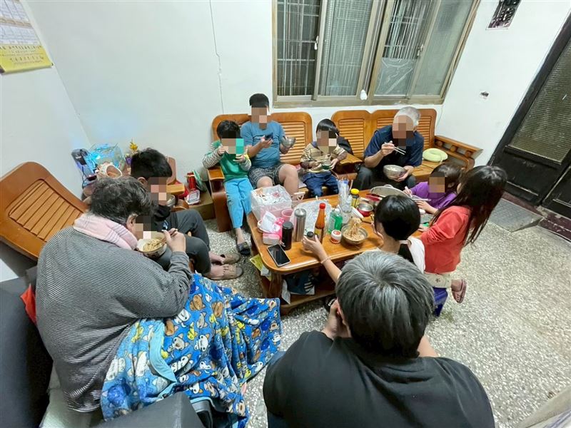 乳癌四期阿嬤阿春姨哭求別救我！癌末不敢治療，怕拖垮11口兒孫全家，天天以淚洗面哭斷腸。（圖／《愛的延續》公益協會提供）