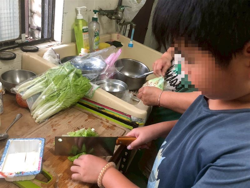 乳癌四期阿嬤阿春姨哭求別救我！癌末不敢治療，怕拖垮11口兒孫全家，天天以淚洗面哭斷腸。（圖／《愛的延續》公益協會提供）