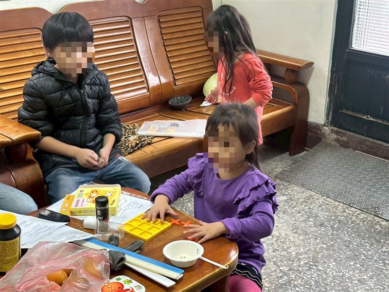 乳癌四期阿嬤阿春姨哭求別救我！癌末不敢治療，怕拖垮11口兒孫全家，天天以淚洗面哭斷腸。（圖／《愛的延續》公益協會提供）