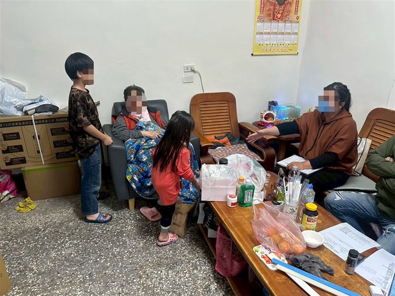 乳癌四期阿嬤阿春姨哭求別救我！癌末不敢治療，怕拖垮11口兒孫全家，天天以淚洗面哭斷腸。（圖／《愛的延續》公益協會提供）