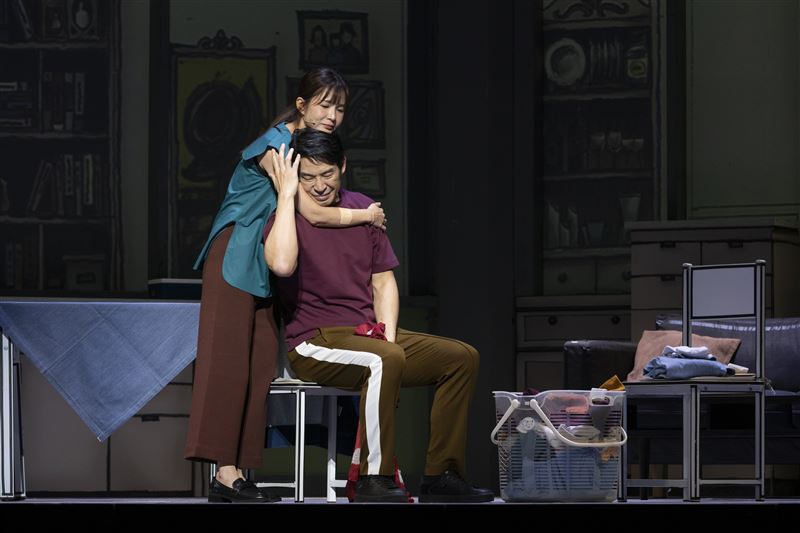 面對太太的疏遠，偉宣（藍鈞天 飾）與前女友又真（吳怡霈 飾）的重逢，兩人互訴心事。（圖／故事工廠提供）