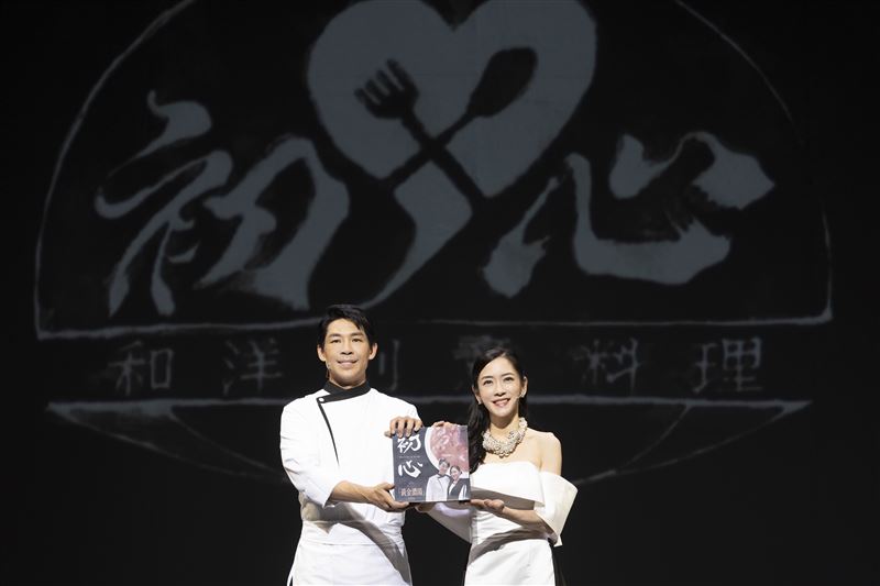 假面夫妻偉宣（藍鈞天 飾）和婷婷（楊千霈 飾）為了料理包合體拍廣告。(圖／故事工廠提供)