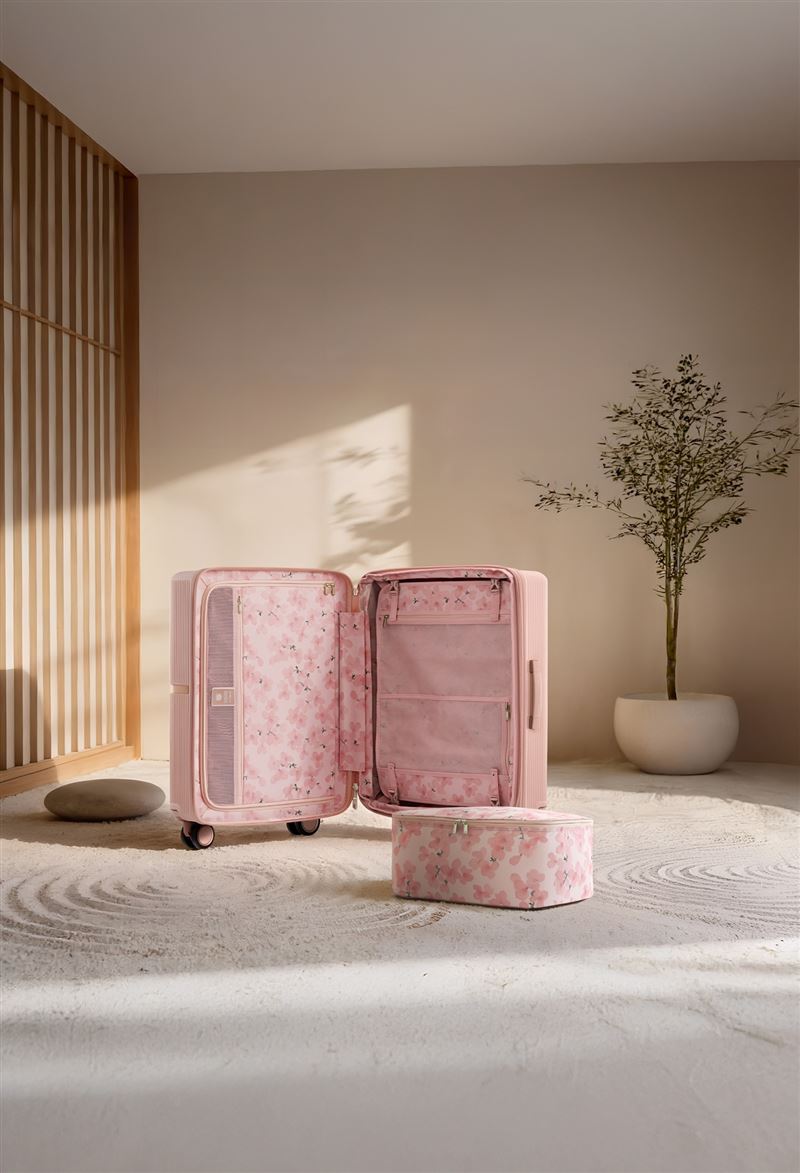 「櫻花粉」內裡妝點細膩的櫻花圖紋,由內而外呼應春季氛圍。(圖/品牌業者提供)