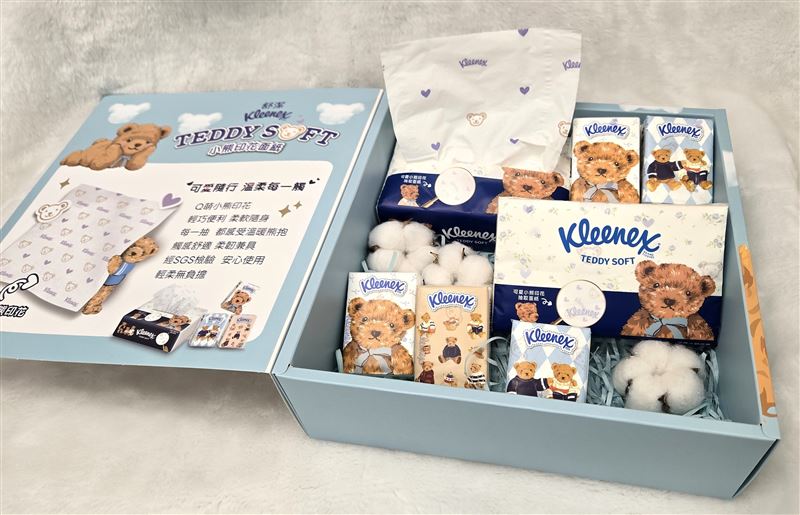 「舒潔Teddy Soft小熊印花」面紙系列,涵蓋四層紙手帕及三層抽取面紙兩款選擇,溫潤厚實觸感,外出攜帶可隨時做好個人清潔,並享受滿滿的可愛療癒氛圍。(圖/品牌業者提供)